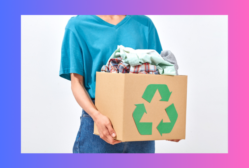 ilustracja artykułu: Moda cyrkularna – recykling ubrań, walka z fast fashion i sposoby na zmniejszenie odpadów tekstylnych. A na końcu – co z recyklingiem?