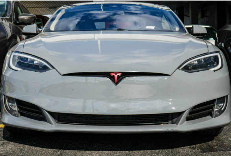 ilustracja artykułu: Import Tesli Model 3 z UE: Jak nie kupić "cyfrowego wraka" w 2026 roku?